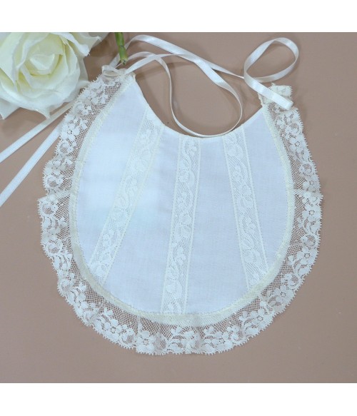 Babero con puntillas beig