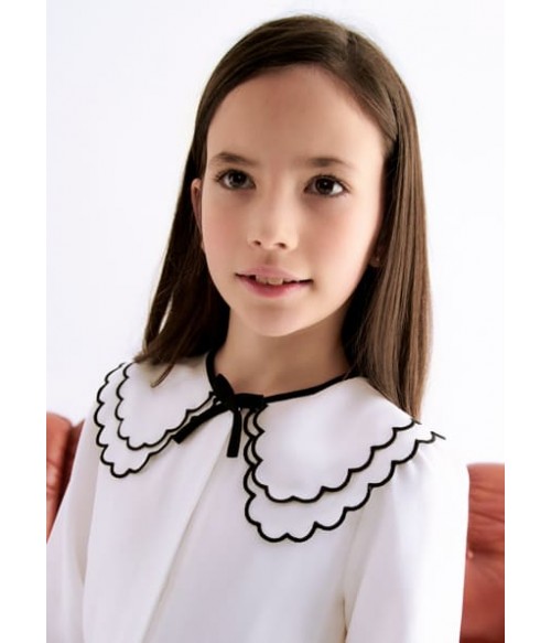 Blusa blanca cuello bordado...