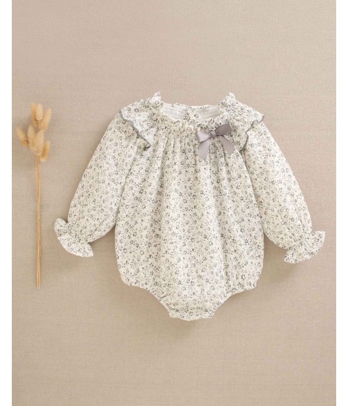 Ranita con flores grises y...