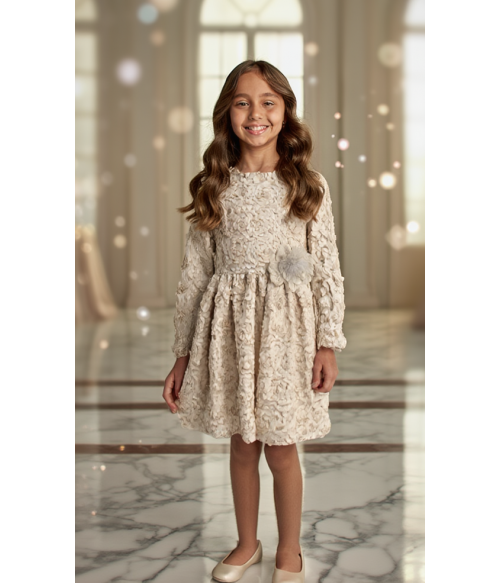 Vestido beig con petalitos...