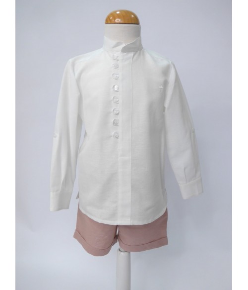 Camisa de lino blanco y short rosa empolvado
