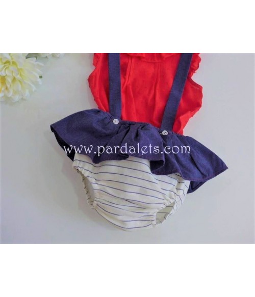 Culotte azul marino con tirantes y blusa plumeti rojo